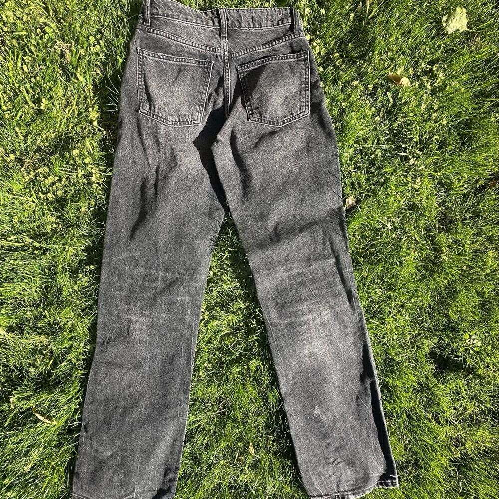 Grey and black straight leg jeans

Sweaters•Hoodies•Pants•Shirts•Shoes•Tops - Picture 2 of 2